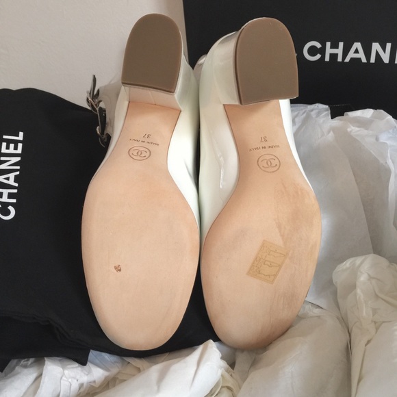 RARE NWT CHANEL WHITE PATENT PUMP WITH METALLIC KIDSKIN GLADIATOR INSET - Picture 3 of 13